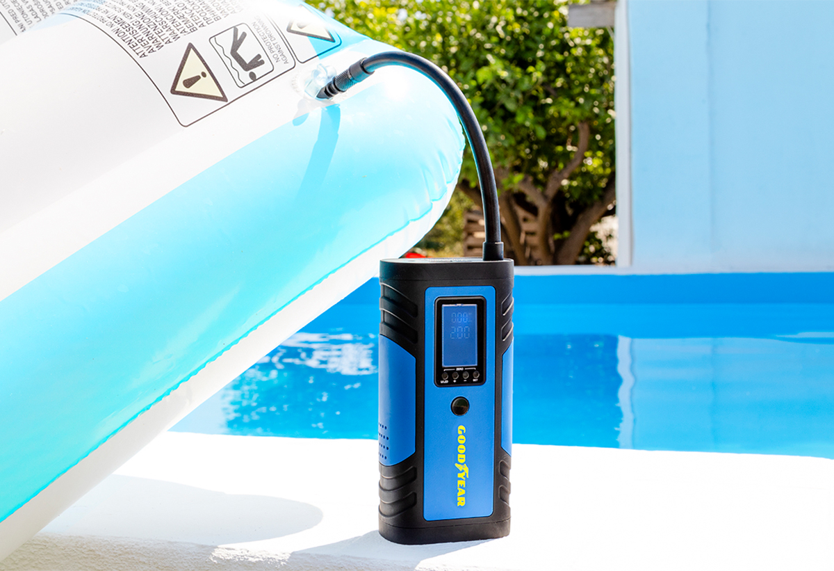 Η τρόμπα φουσκώνει ένα φουσκωτό πισίνας.